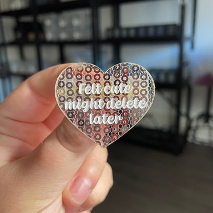 Broche "Felt cute might delete later" en acrylique japonaise semi transparente avec des sequins argentés