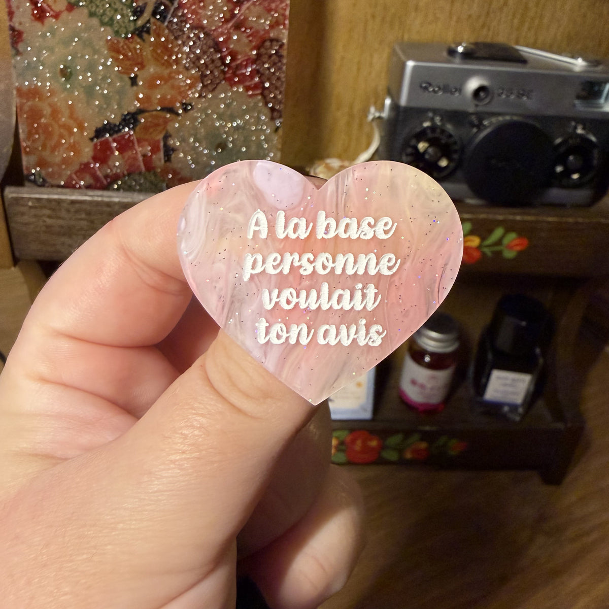 Broche "A la base personne voulait ton avis" en acrylique semi transparente marbrée corail, orange et jaune à paillettes