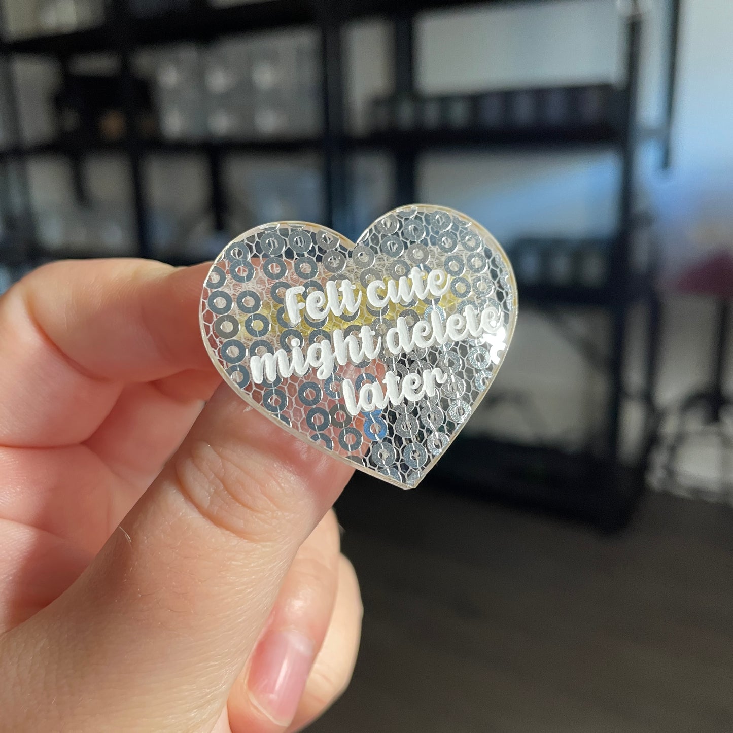 Broche "Felt cute might delete later" en acrylique japonaise semi transparente avec des sequins argentés