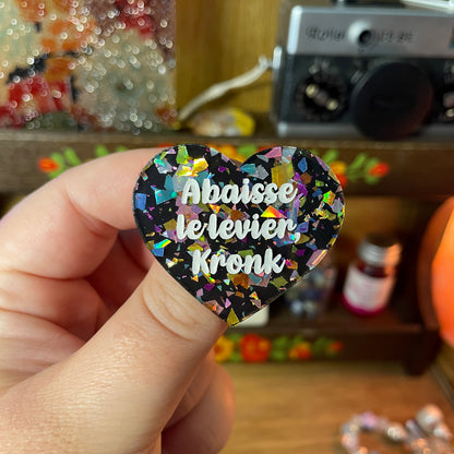 Duo de broches "Abaisse le levier, Kronk !" et "Pas celui-là !" en acrylique noire avec des éclats de confettis multicolores