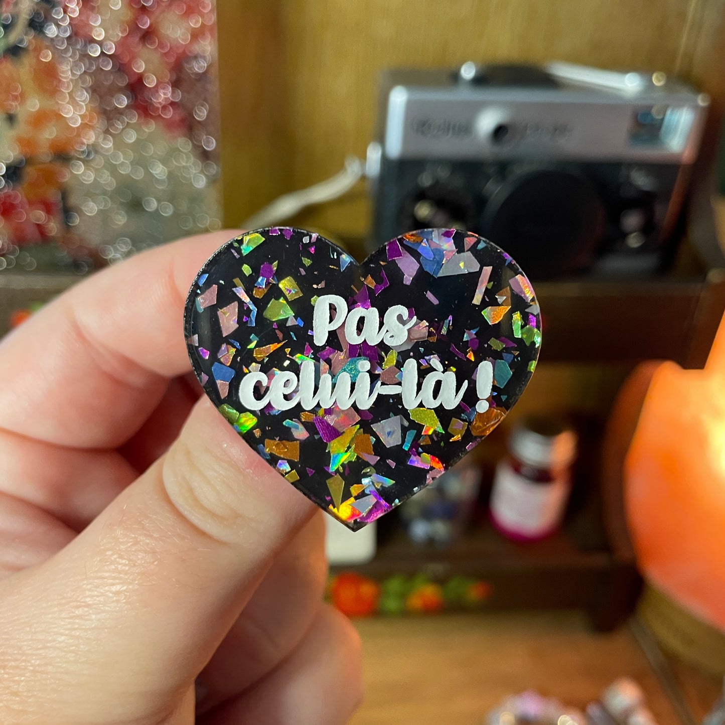 Duo de broches "Abaisse le levier, Kronk !" et "Pas celui-là !" en acrylique noire avec des éclats de confettis multicolores