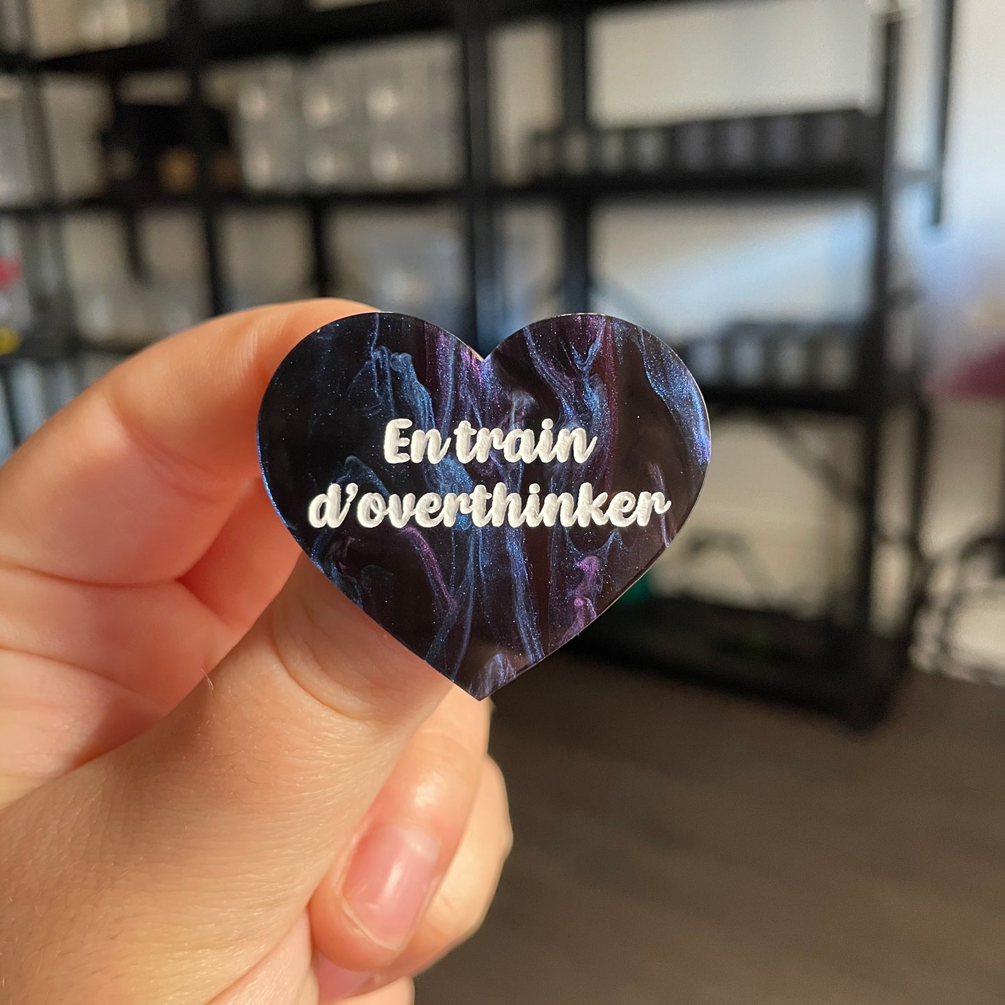 Broche "En train d'overthinker" en acrylique marbrée bleue, noire et violette