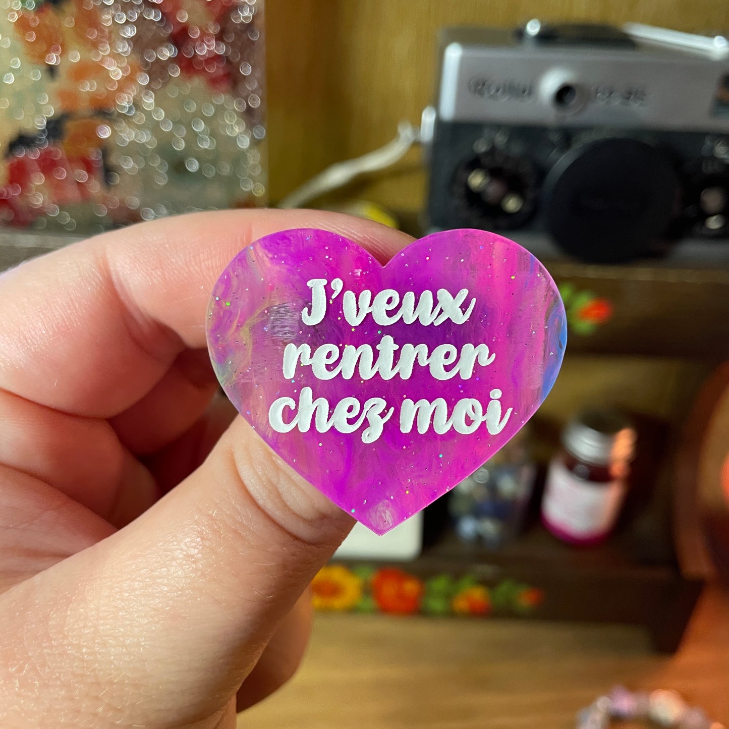 [Contrôle technique] Broche "J'veux rentrer chez moi" en acrylique semi transparente marbrée multicolore