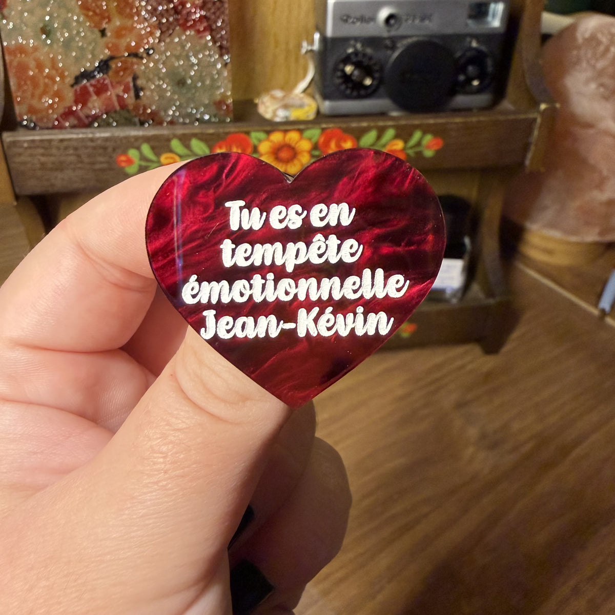 [Contrôle technique] Broche "Tu es en tempête émotionnelle Jean-Kévin" en acrylique marbrée bordeaux
