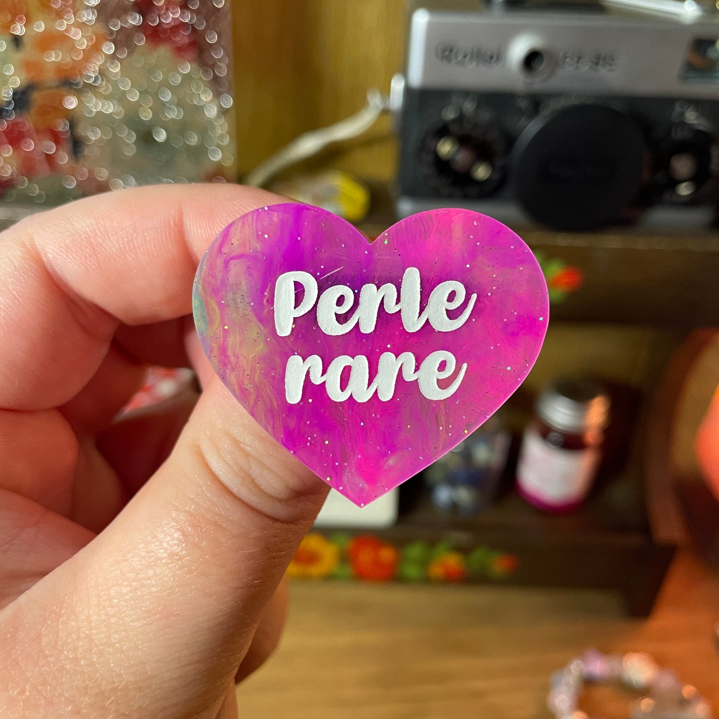 [Contrôle technique] Broche "Perle rare" en acrylique semi transparente marbrée multicolore
