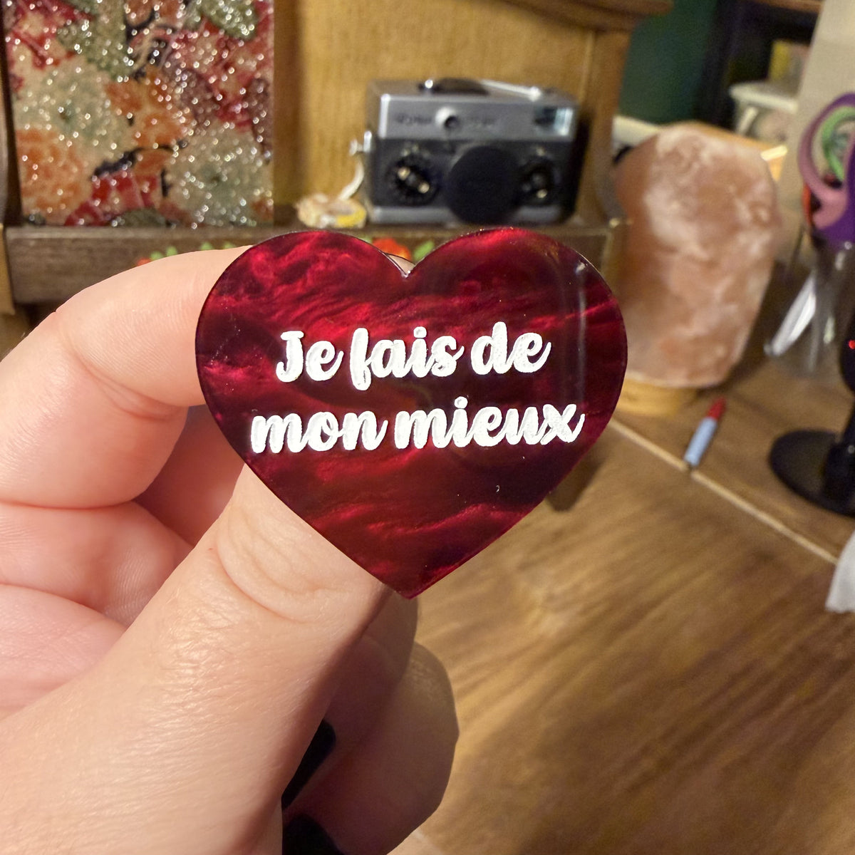 [Contrôle technique] Broche "Je fais de mon mieux" en acrylique marbrée bordeaux