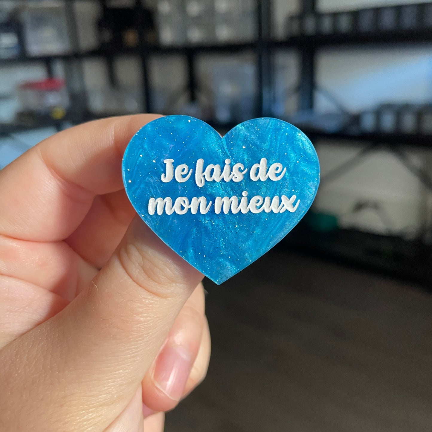 Broche "Je fais de mon mieux" en acrylique marbrée bleue à paillettes