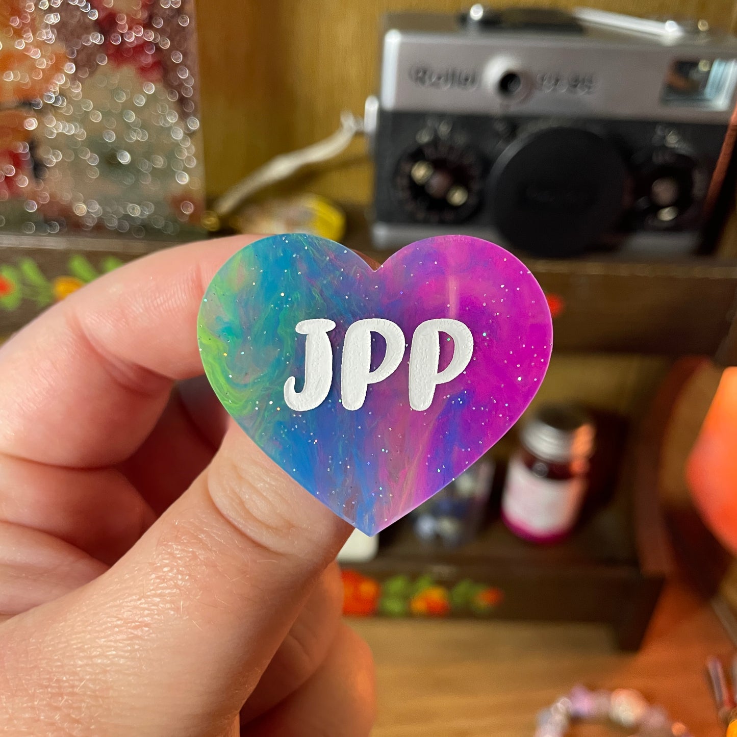 [Contrôle technique] Broche "JPP" en acrylique semi transparente marbrée multicolore