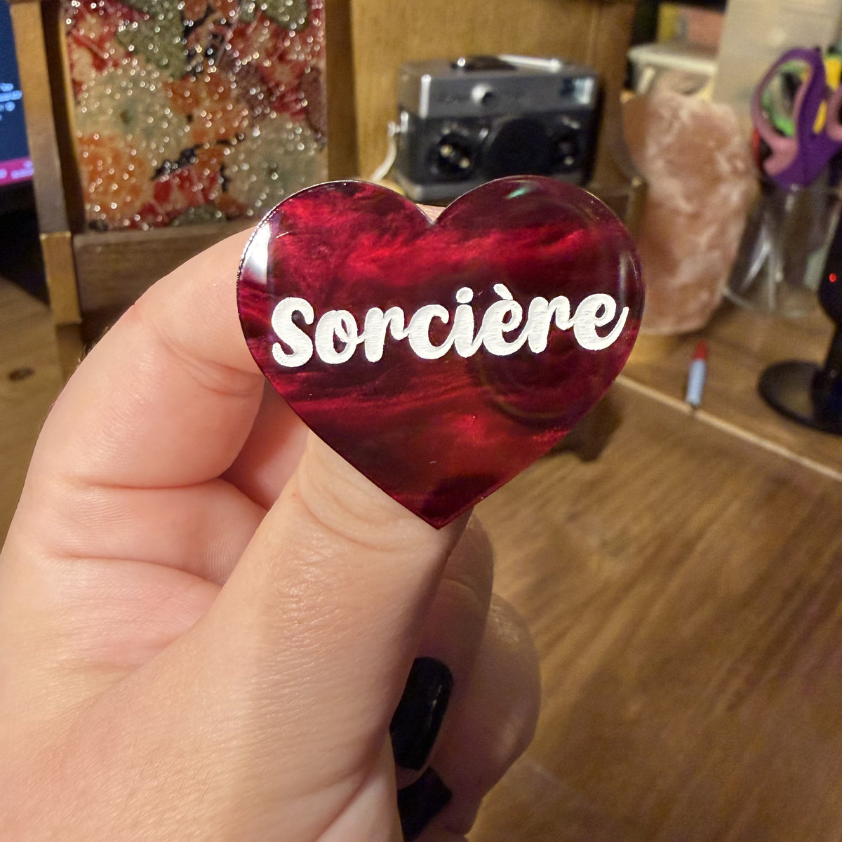 [Contrôle technique] Broche "Sorcière" en acrylique marbrée bordeaux