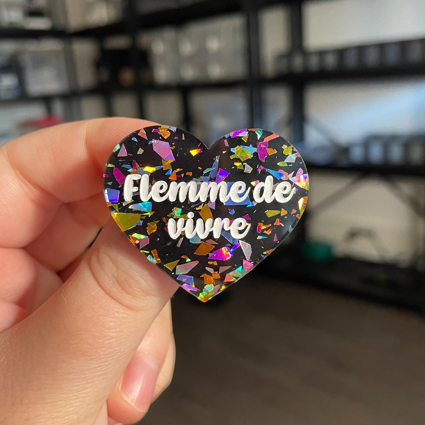 Broche "Flemme de vivre" en acrylique noire avec des éclats de confettis multicolores