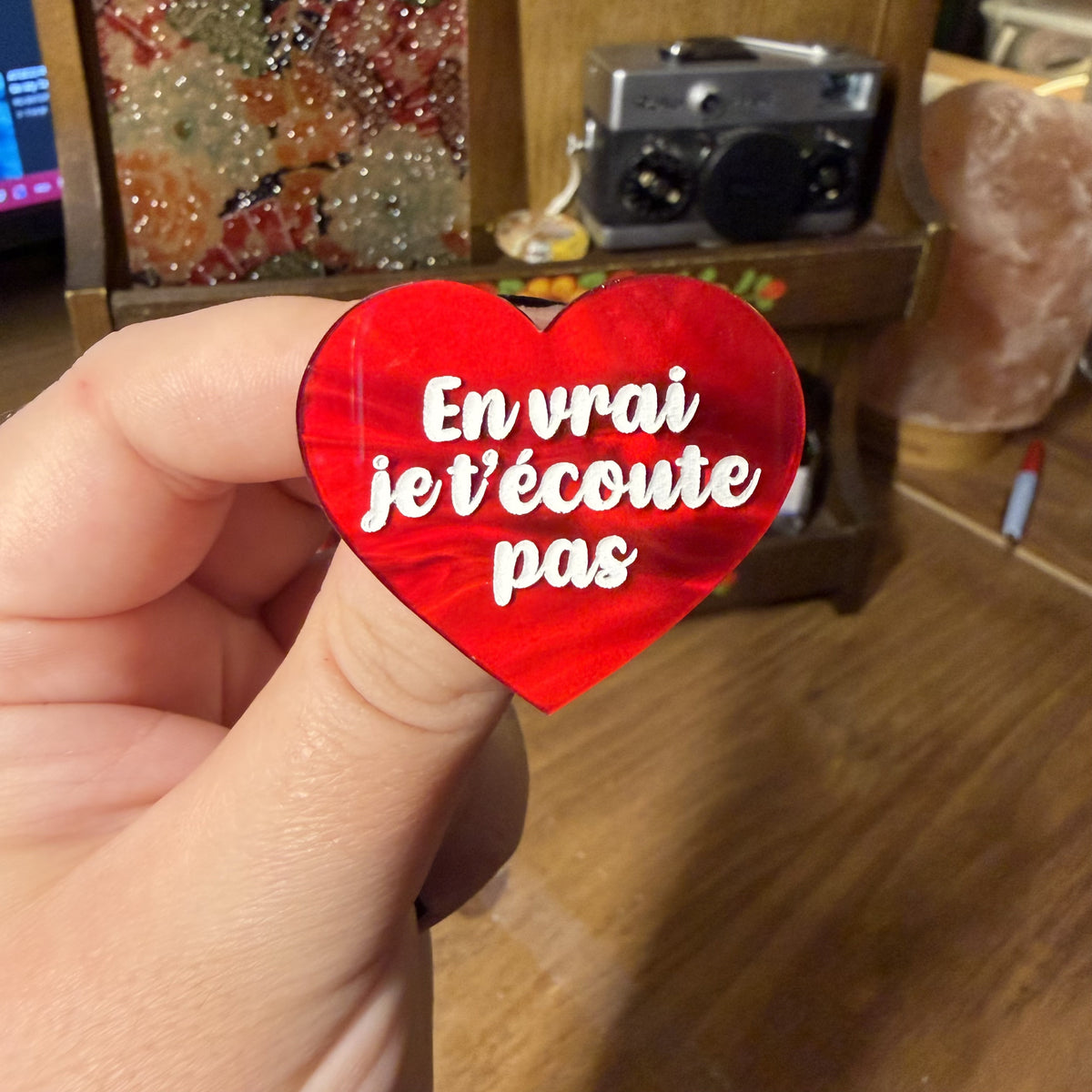 [Contrôle technique] Broche "En vrai je t'écoute pas" en acrylique marbrée rouge