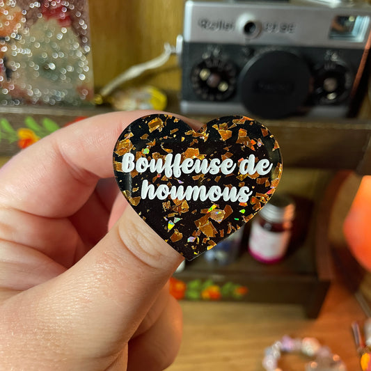[Contrôle technique] Broche "Bouffeuse de houmous" en acrylique noire avec des éclats de confettis oranges