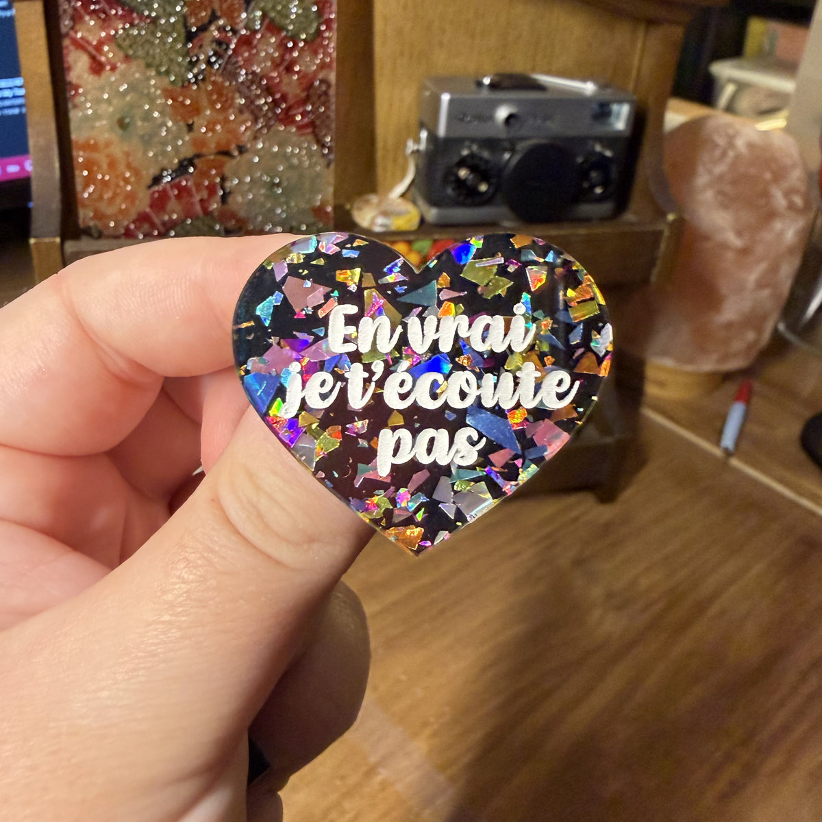 [Contrôle technique] Broche "En vrai je t'écoute pas" en acrylique noire avec des éclats de confettis multicolores