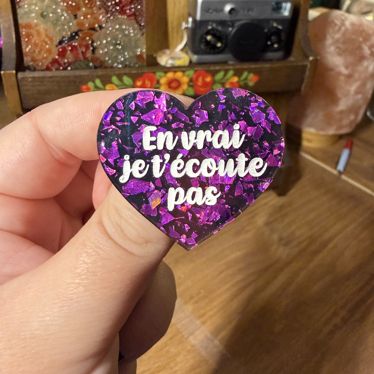 [Contrôle technique] Broche "En vrai je t'écoute pas" en acrylique noire avec des éclats de confettis violets