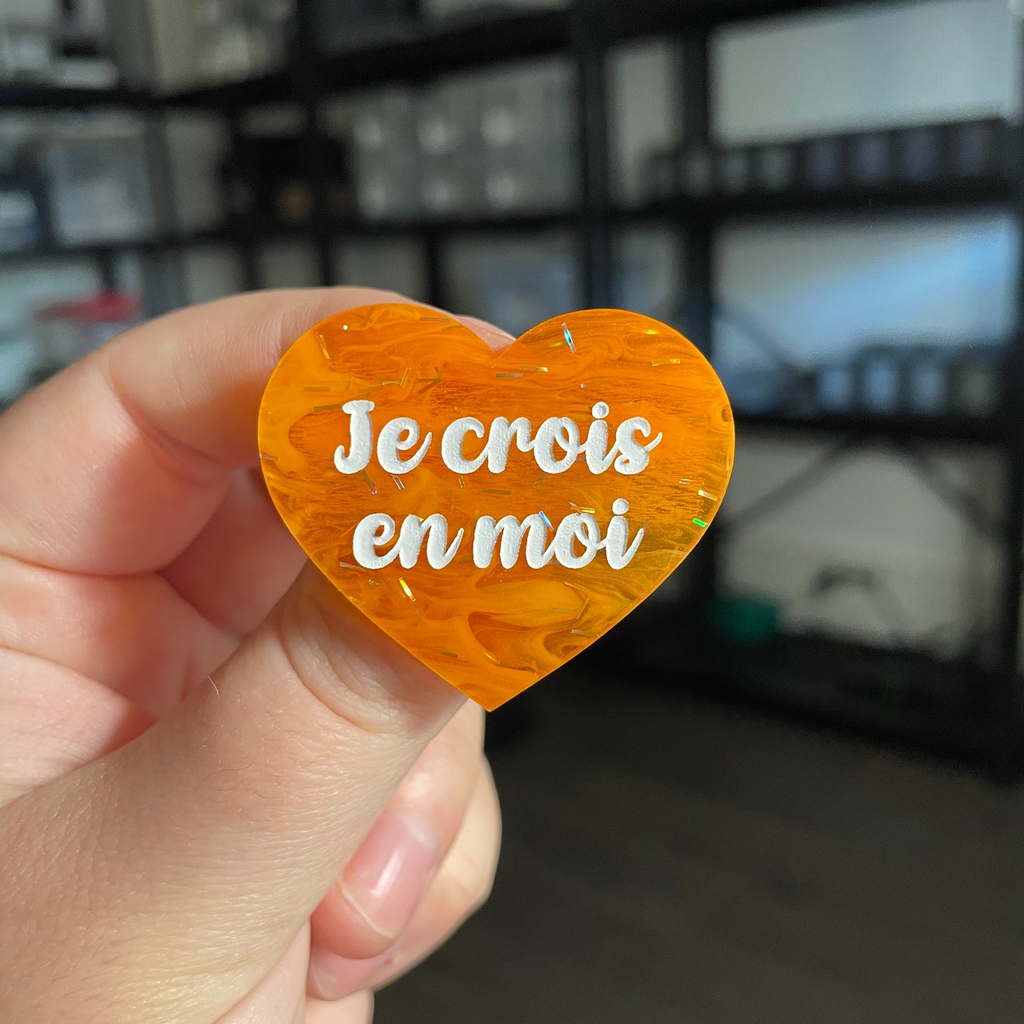 Broche "Je crois en moi" en acrylique japonaise semi transparente orange avec des confettis