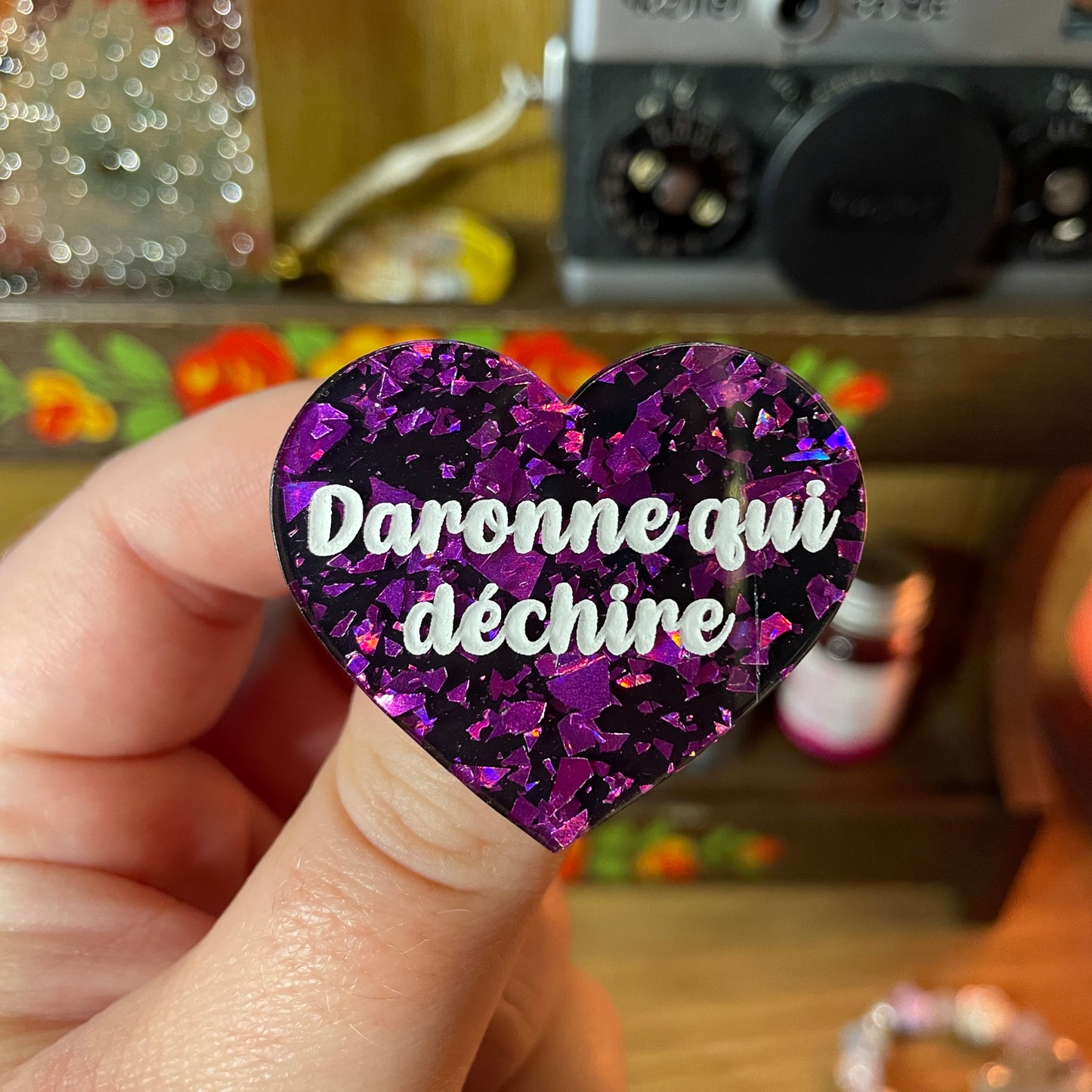 [Contrôle technique] Broche "Daronne qui déchire" en acrylique noire avec des éclats de confettis oranges