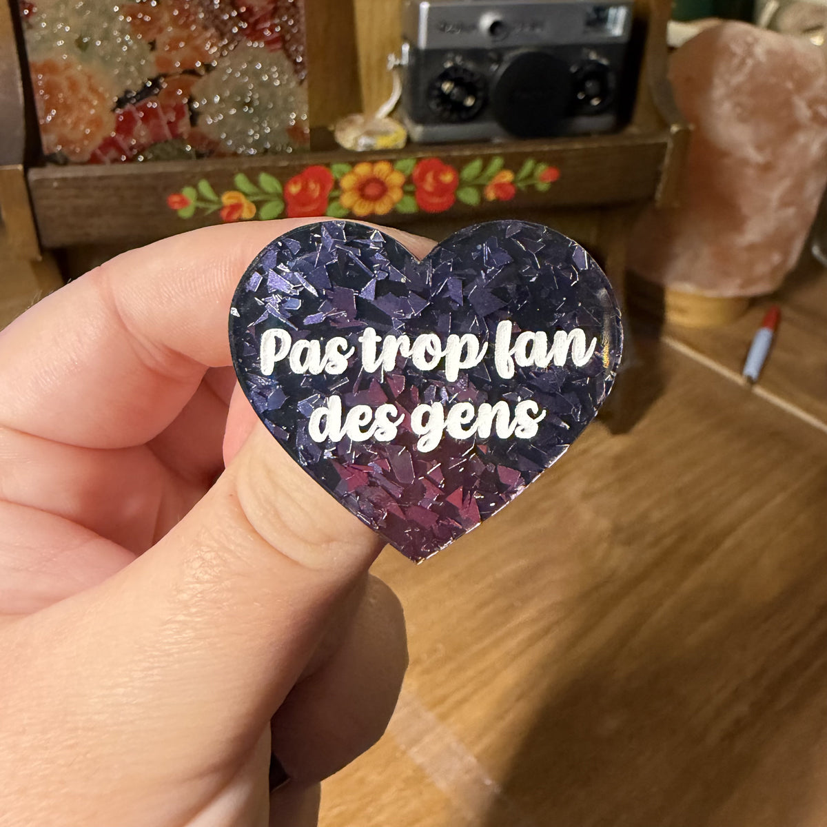 [Contrôle technique] Broche "Pas trop fan des gens" en acrylique noire avec des éclats de confettis gris