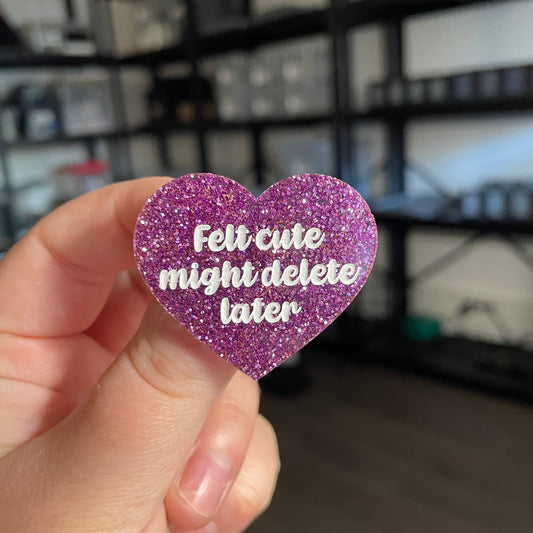 Broche "Felt cute might delete later" en acrylique à paillettes violettes