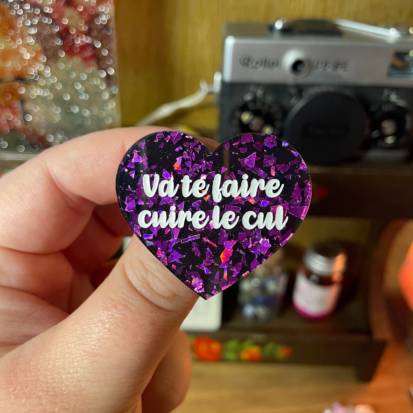 [Contrôle technique] Broche "Va te faire cuire le cul" en acrylique noire avec des éclats de confettis oranges