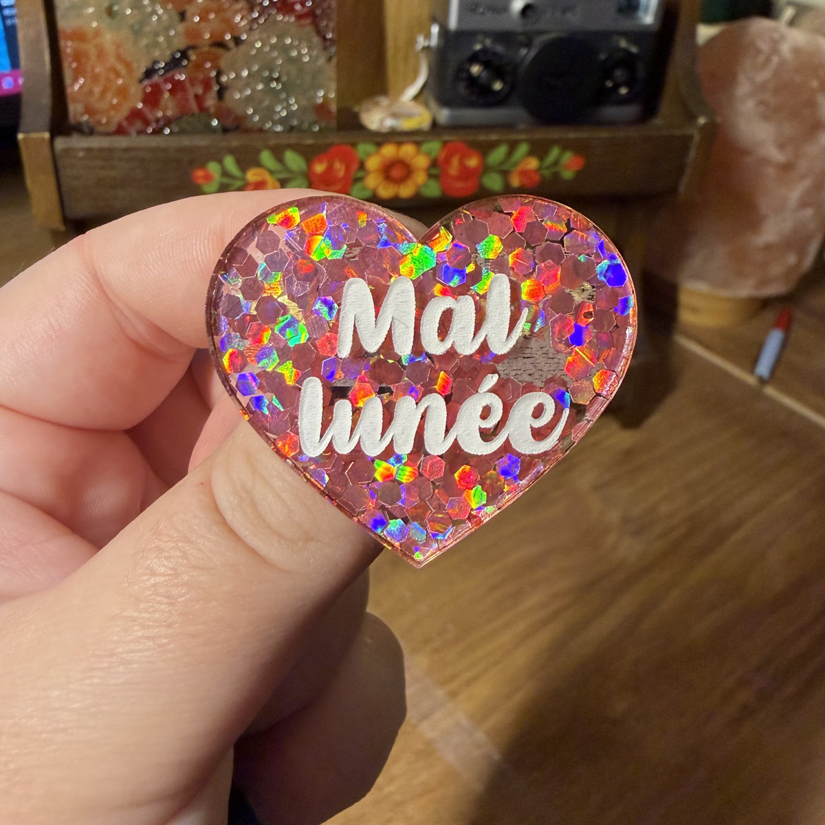 [Contrôle technique] Broche "Mal lunée" en acrylique semi transparente avec des confettis corail