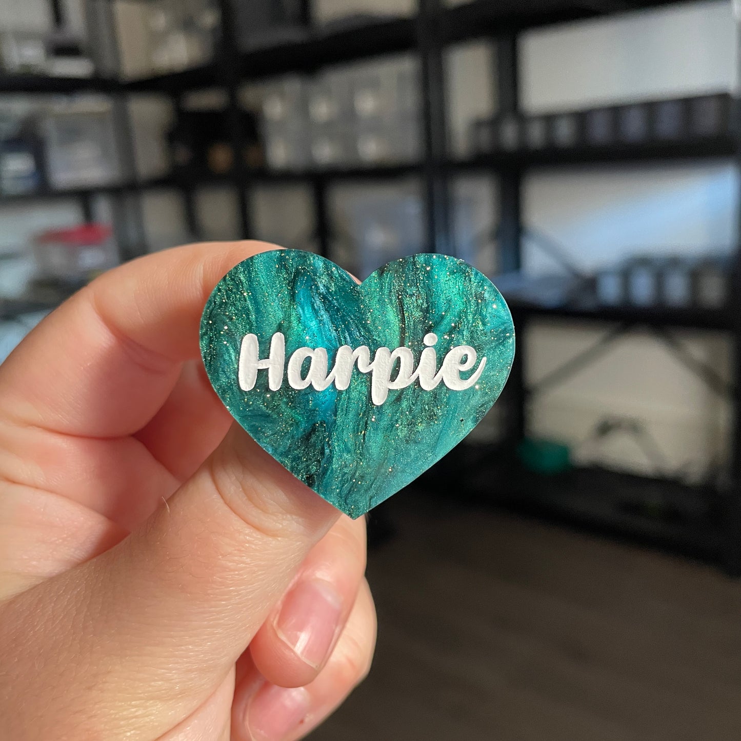 Broche "Harpie" en acrylique marbrée verte et noire à paillettes