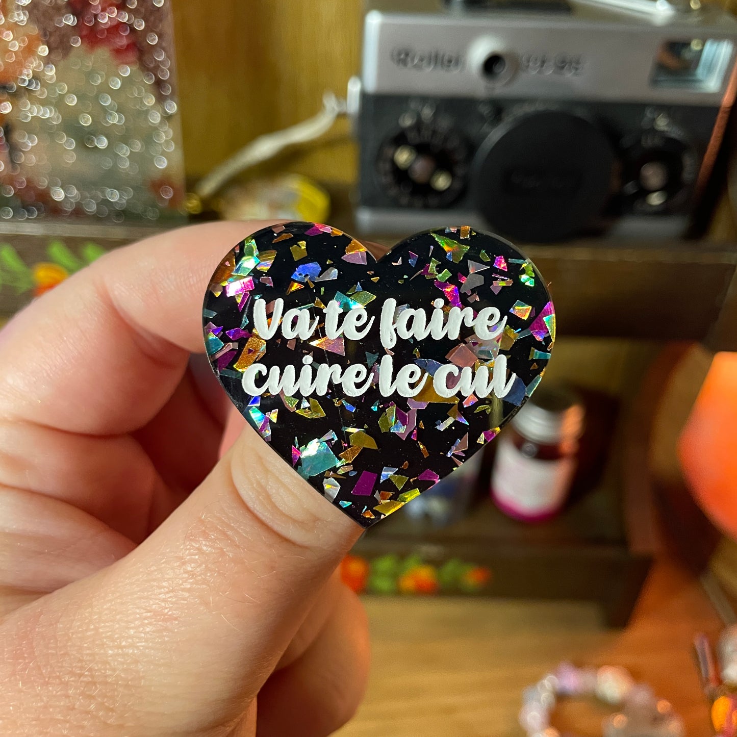 [Contrôle technique] Broche "Va te faire cuire le cul" en acrylique noire avec des éclats de confettis multicolores