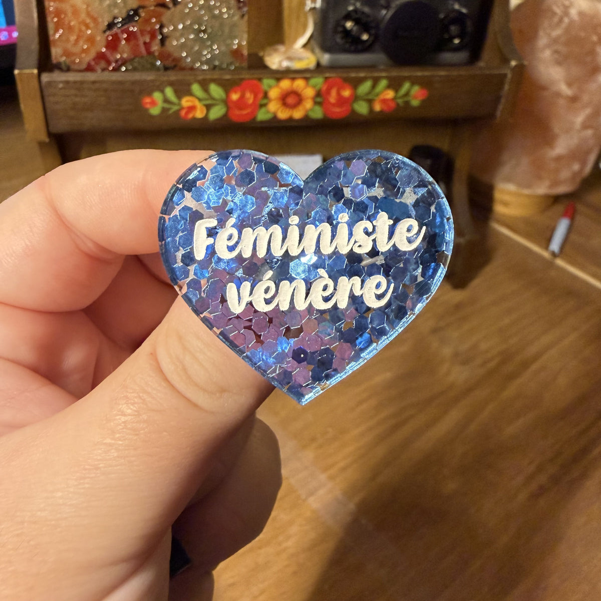 [Contrôle technique] Broche "Féministe vénère" en acrylique semi transparente avec des confettis bleus