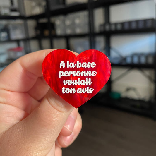 Broche "A la base personne voulait ton avis" en acrylique marbrée rouge