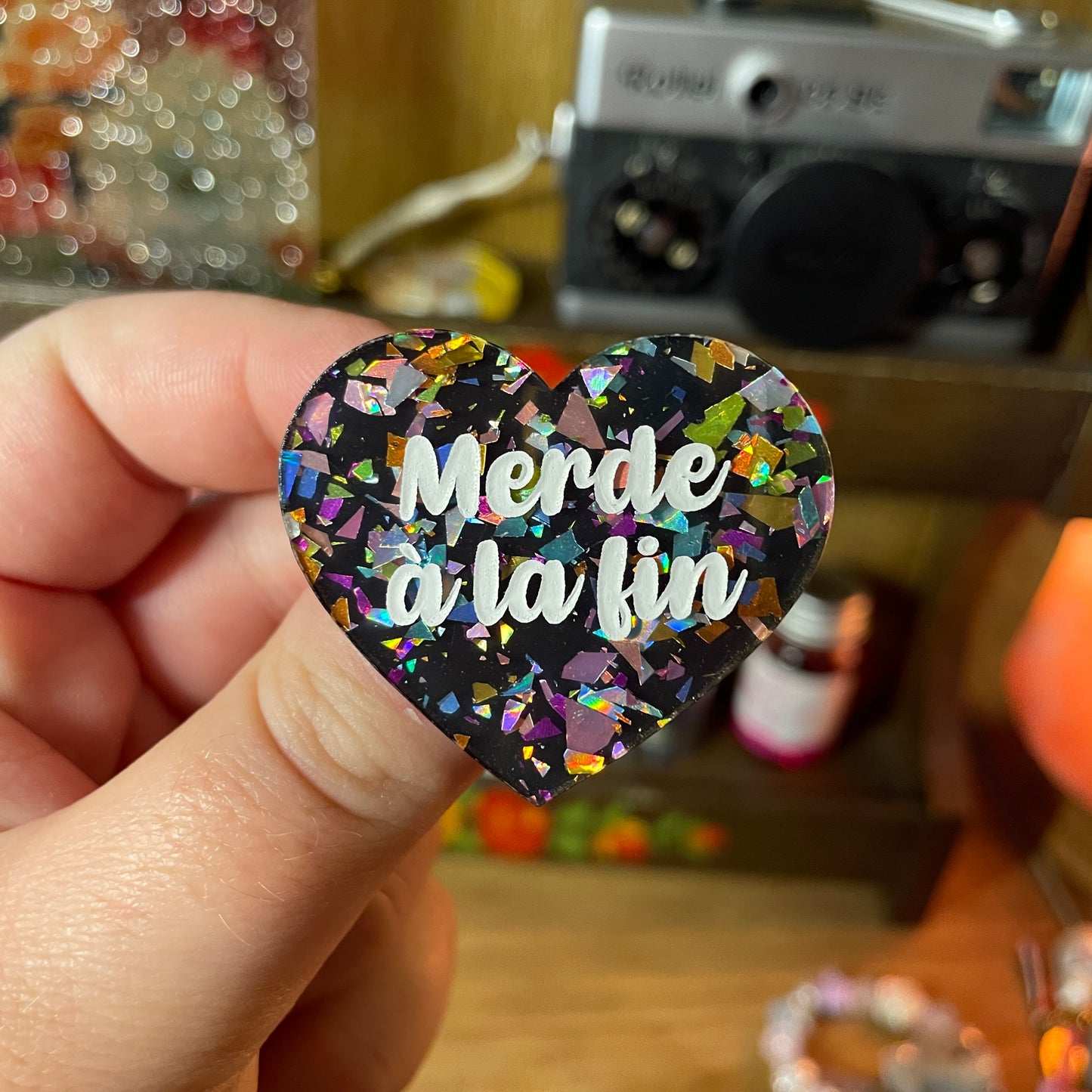 [Contrôle technique] Broche "Merde à la fin" en acrylique noire avec des éclats de confettis multicolores