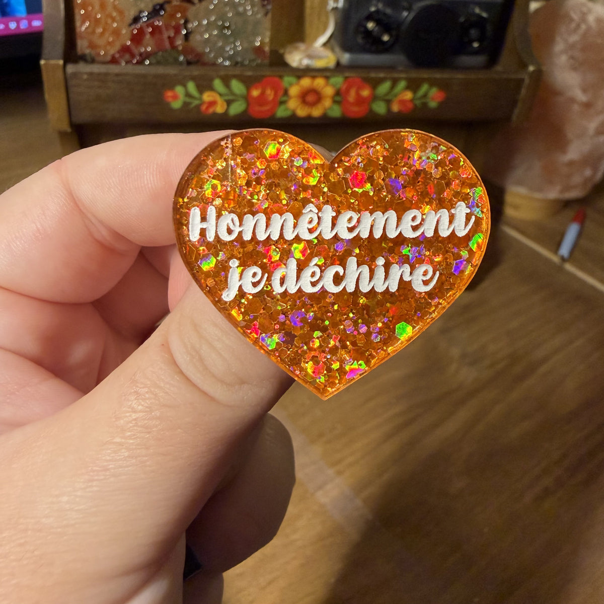[Contrôle technique] Broche "Honnêtement je déchire" en acrylique semi transparente avec des paillettes oranges