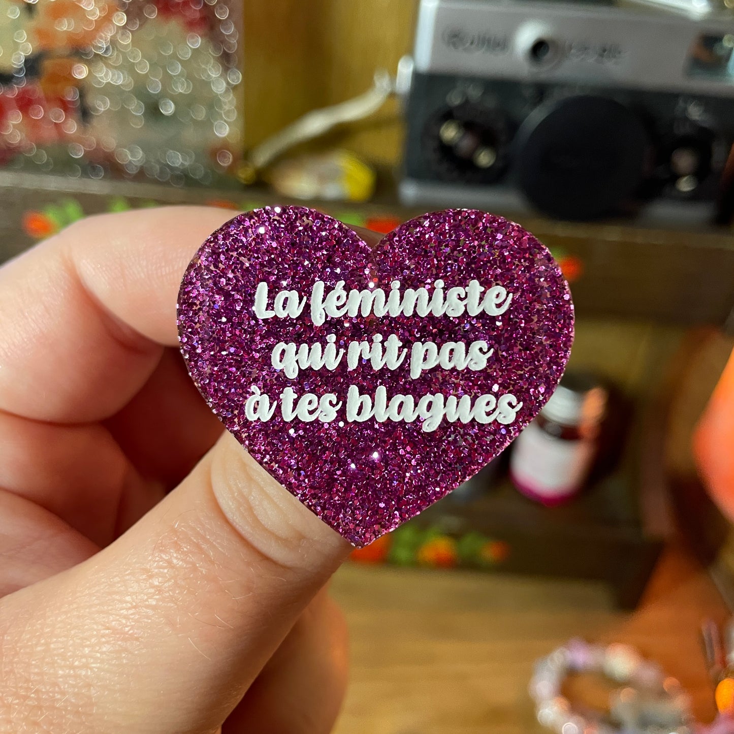 [Contrôle technique] Broche "La féministe qui rit pas à tes blagues" en acrylique à paillettes violettes