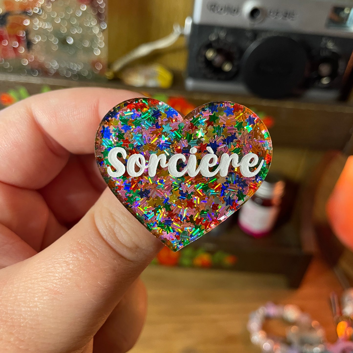 [Contrôle technique] Broche "Sorcière" en acrylique semi transparente avec des étoiles multicolores