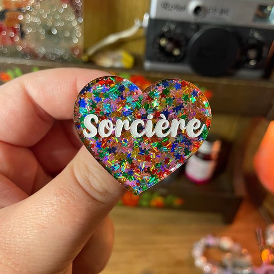 [Contrôle technique] Broche "Sorcière" en acrylique semi transparente avec des étoiles multicolores