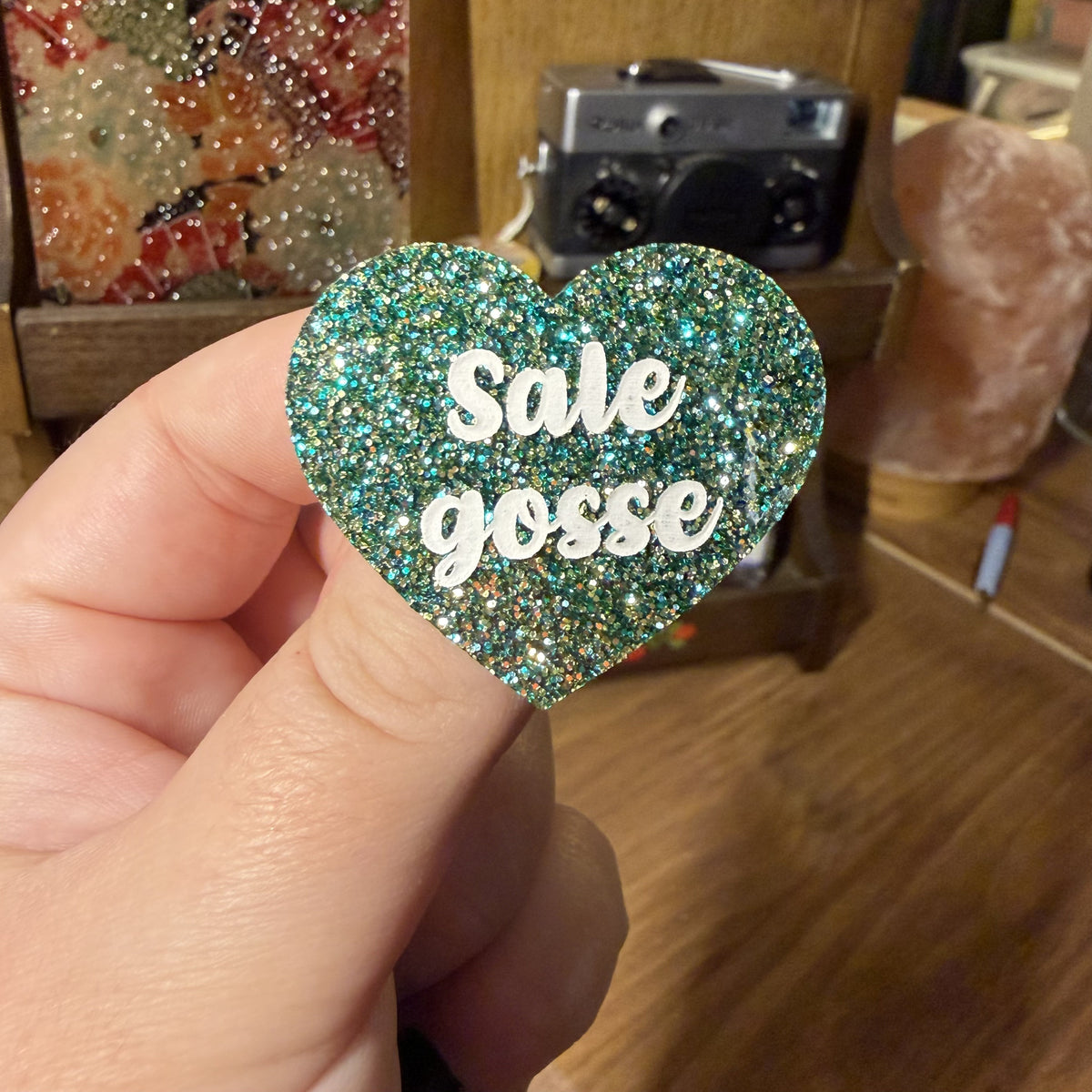 [Contrôle technique] Broche "Sale gosse" en acrylique à paillettes vertes