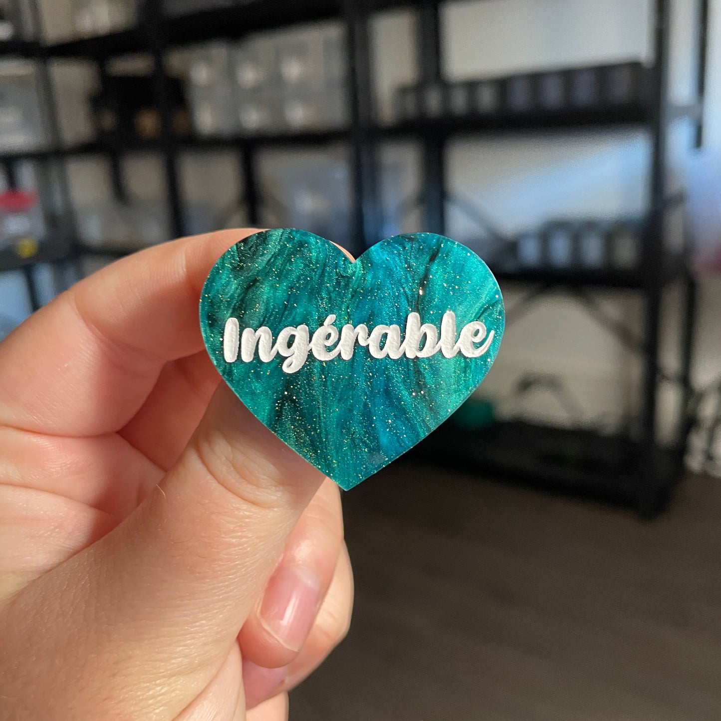 Broche "Ingérable" en acrylique marbrée verte et noire à paillettes