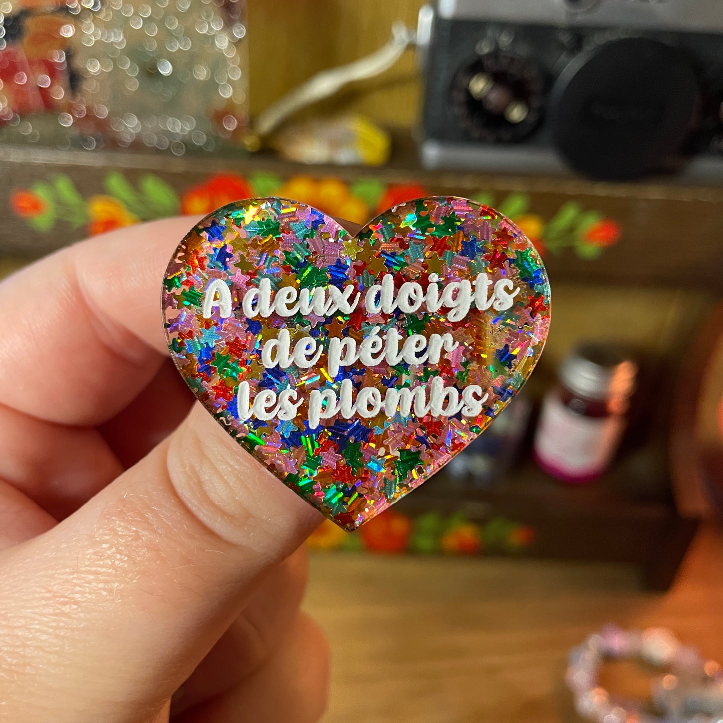 [Contrôle technique] Broche "A deux doigts de péter les plombs" en acrylique semi transparente avec des étoiles multicolores