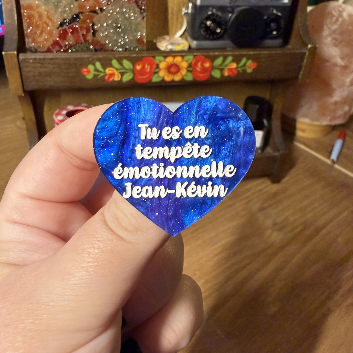 [Contrôle technique] Broche "Tu es en tempête émotionnelle Jean-Kévin" en acrylique marbrée bleue à paillettes