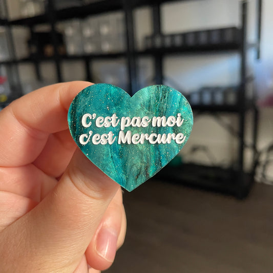 Broche "C'est pas moi c'est Mercure" en acrylique marbrée verte et noire à paillettes