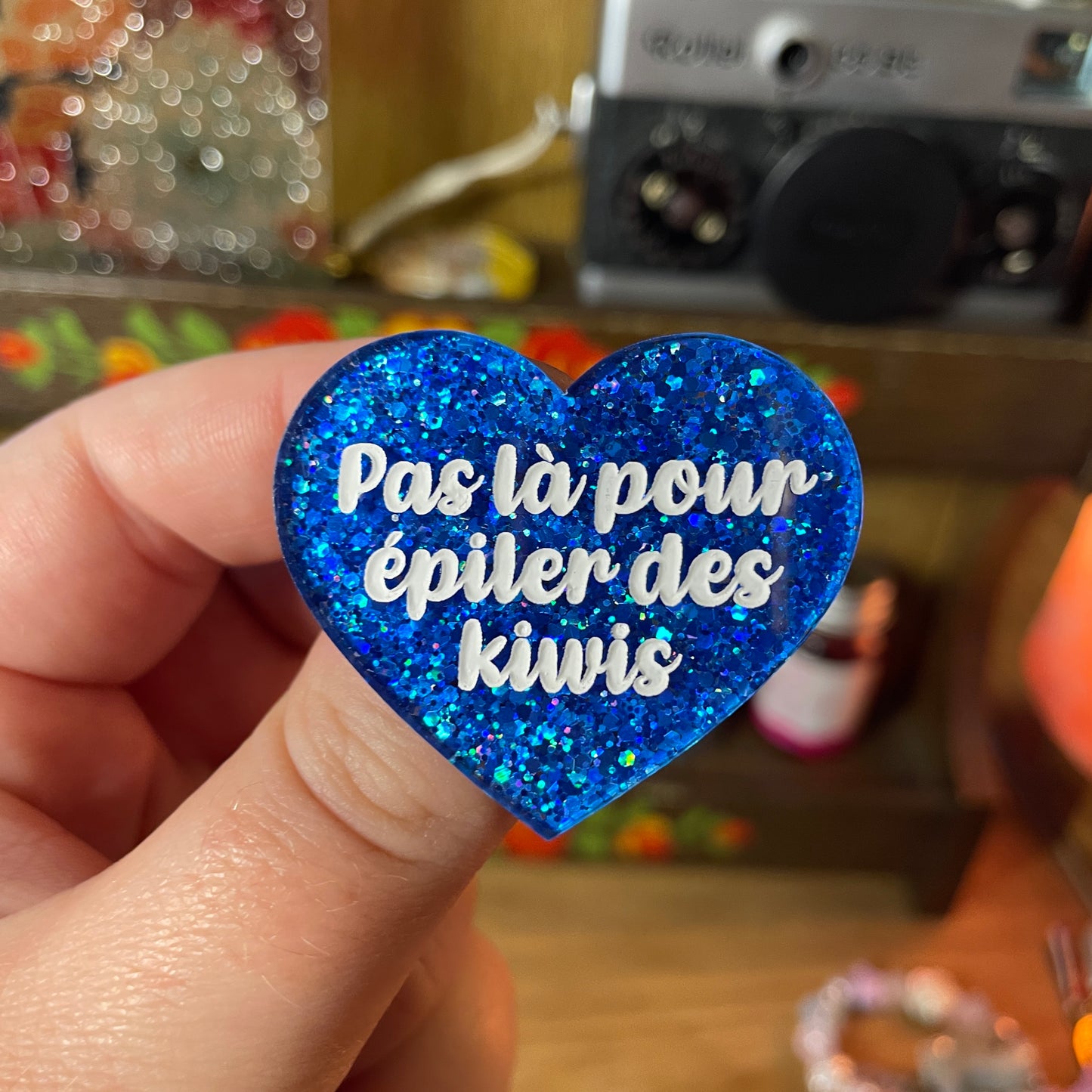 [Contrôle technique] Broche "Pas là pour épiler des kiwis" en acrylique semi transparente à paillettes bleues