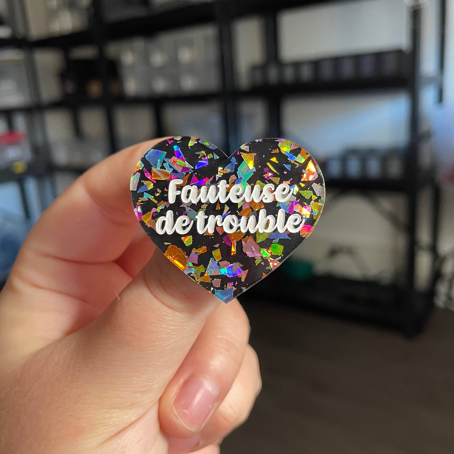 Broche "Fauteuse de trouble" en acrylique noire avec des éclats de confettis multicolores