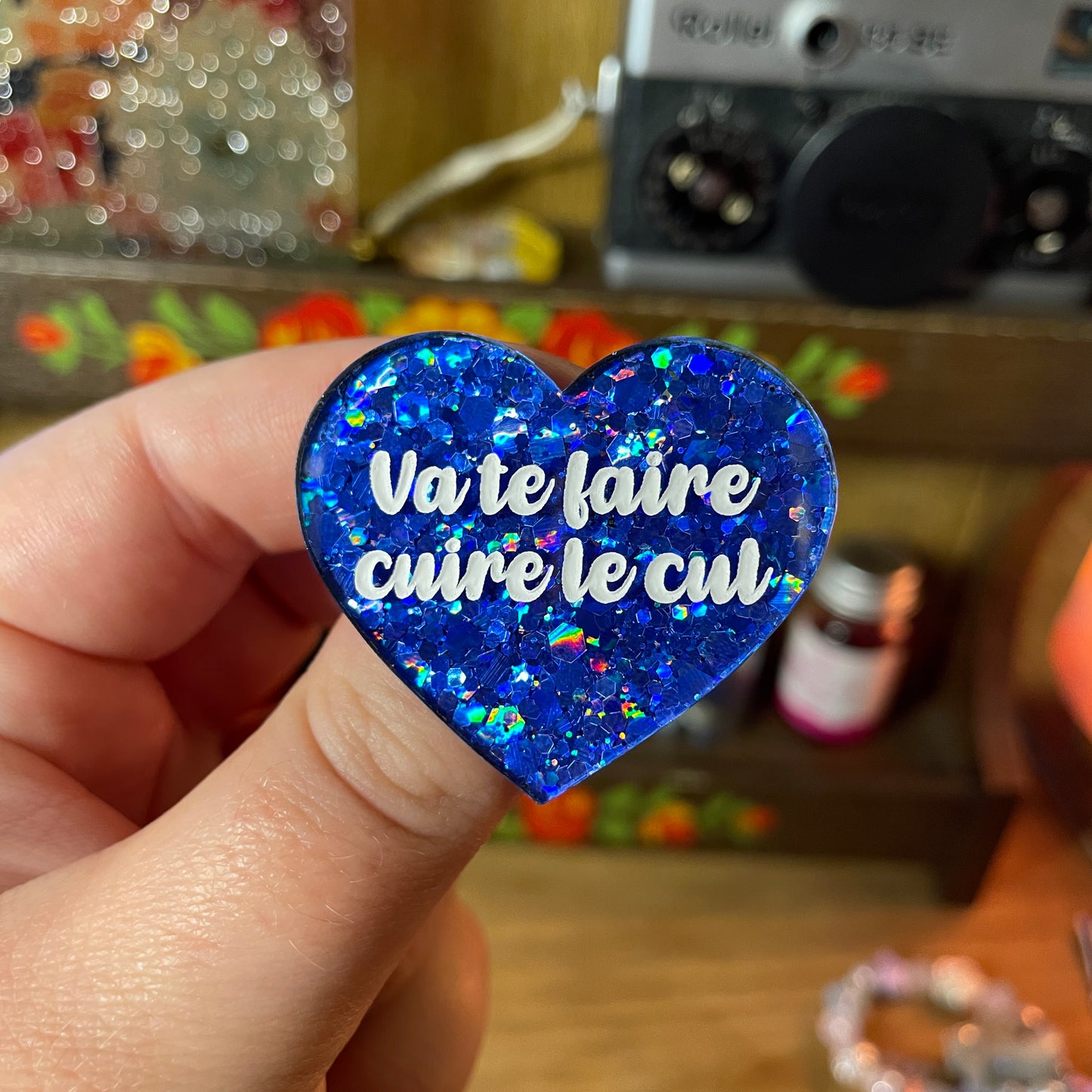 [Contrôle technique] Broche "Va te faire cuire le cul" en acrylique semi transparente à paillettes bleues