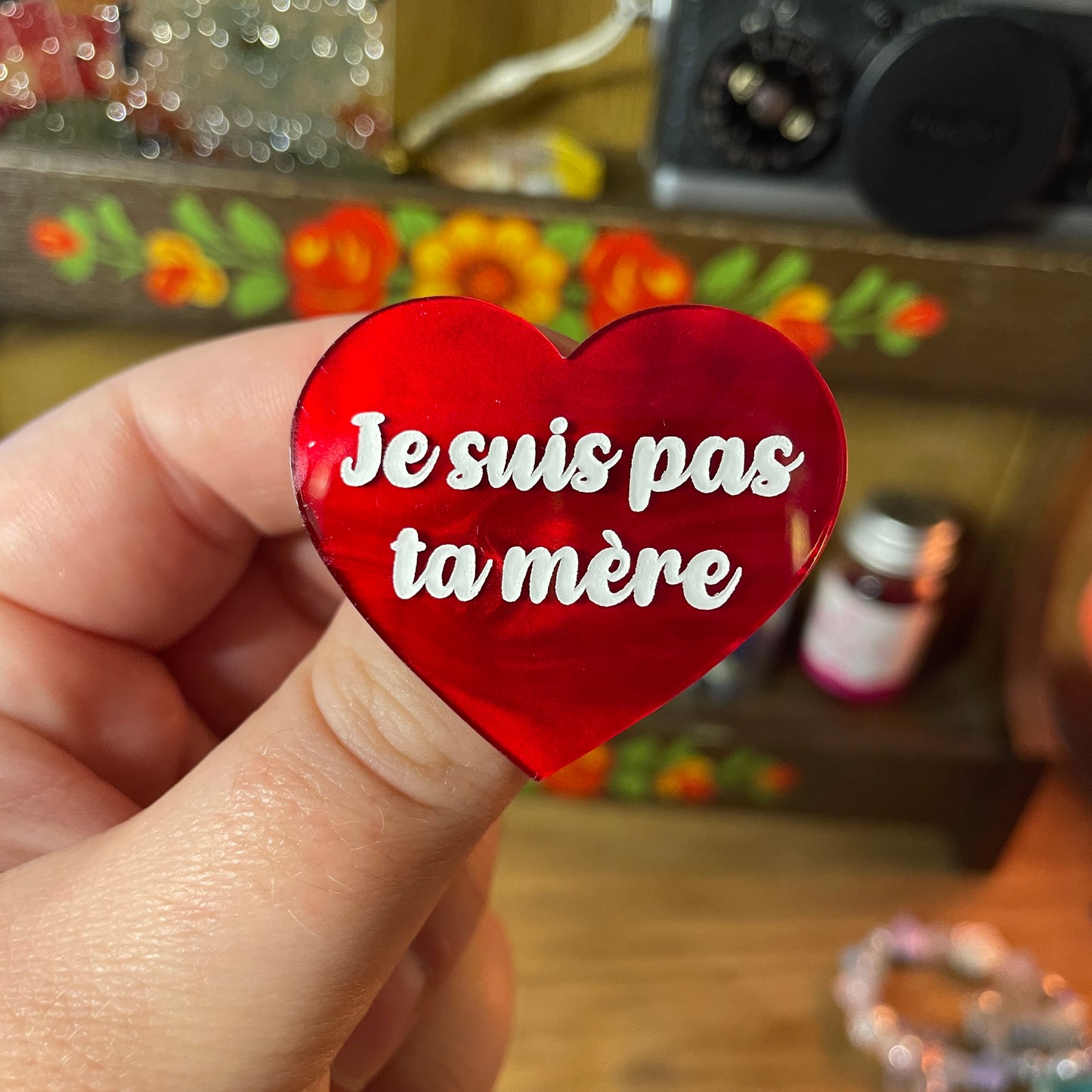 [Contrôle technique] Broche "Je suis pas ta mère" en acrylique marbrée rouge