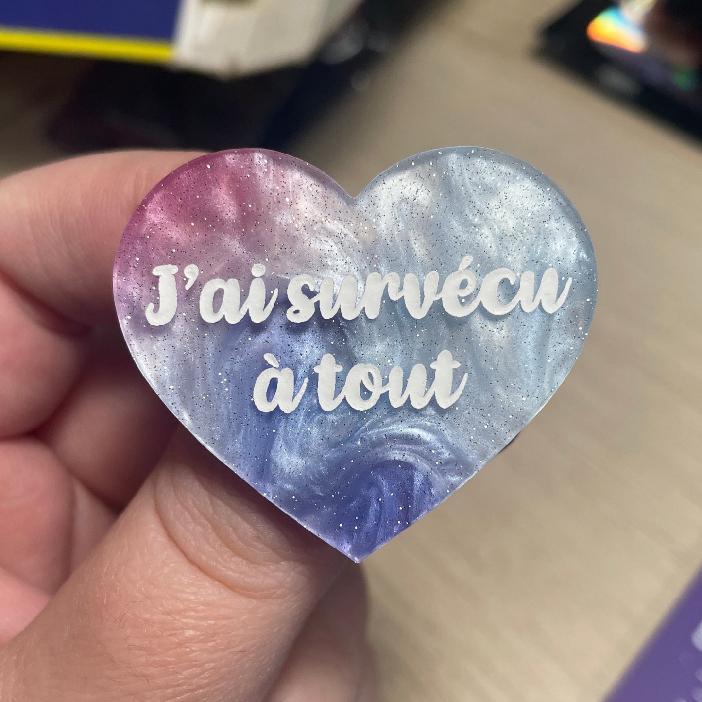[CONTRÔLE TECHNIQUE] Broche "J'ai survécu à tout" en acrylique marbrée