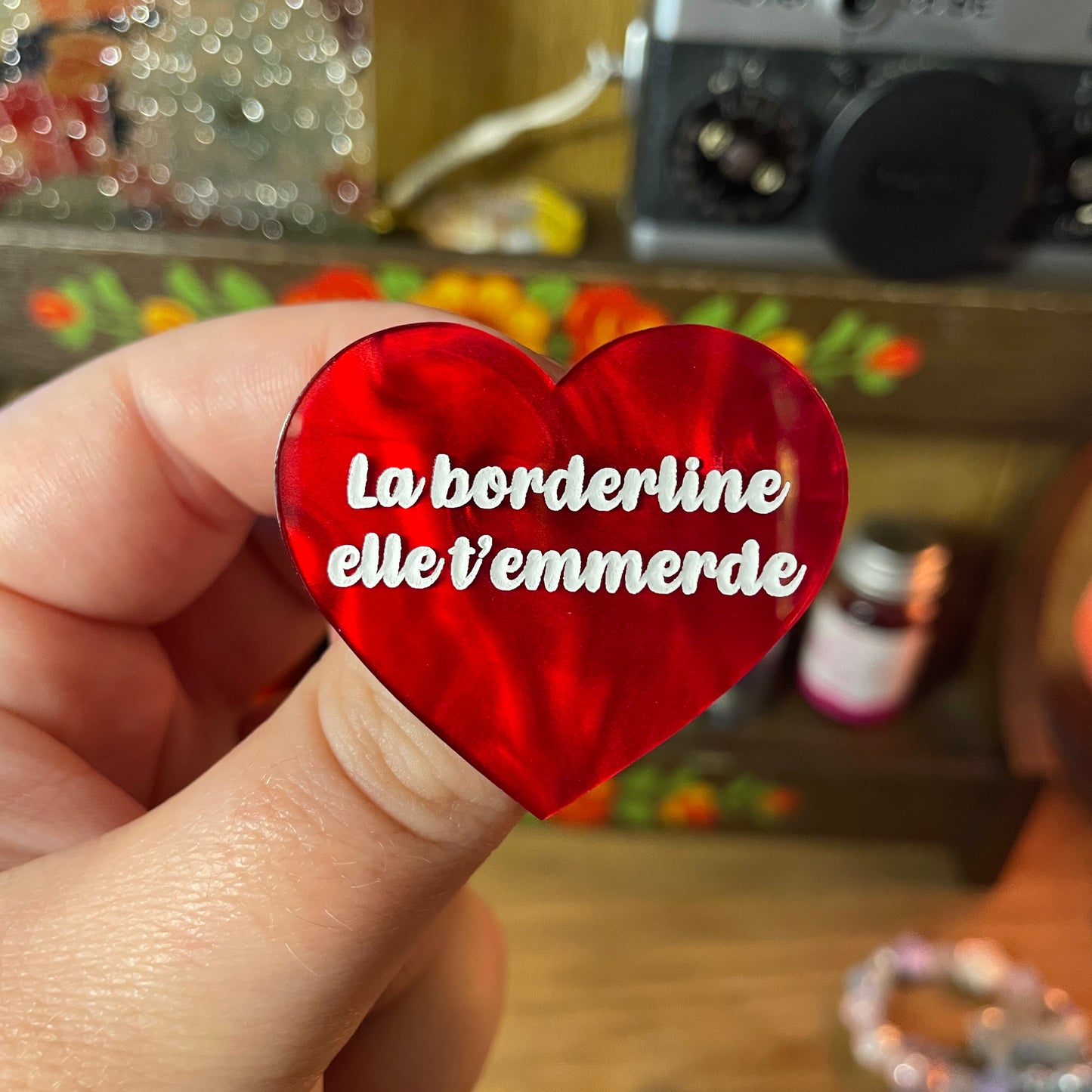 [Contrôle technique] Broche "La borderline elle t'emmerde" en acrylique marbrée rouge