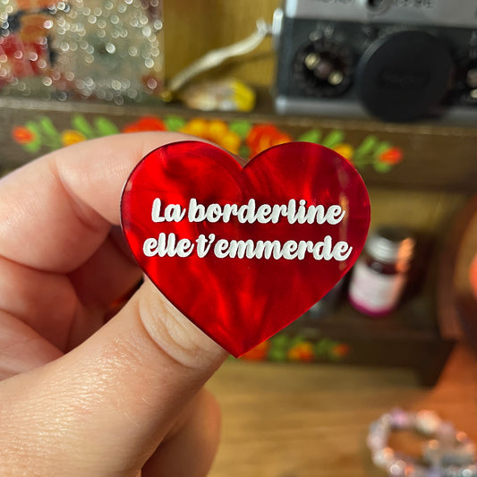 [Contrôle technique] Broche "La borderline elle t'emmerde" en acrylique marbrée rouge