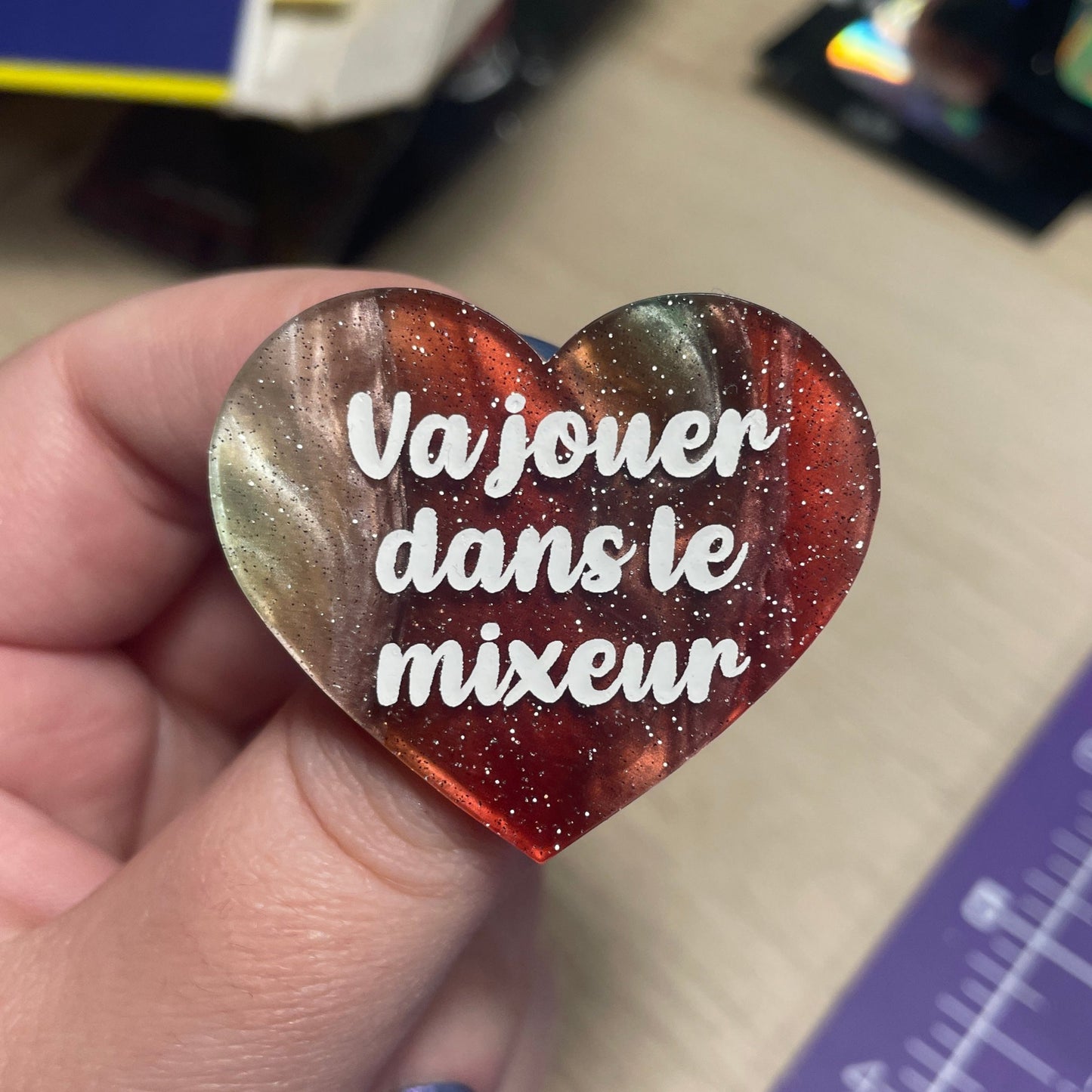 [CONTRÔLE TECHNIQUE] Broche "Va jouer dans le mixeur" en acrylique marbrée