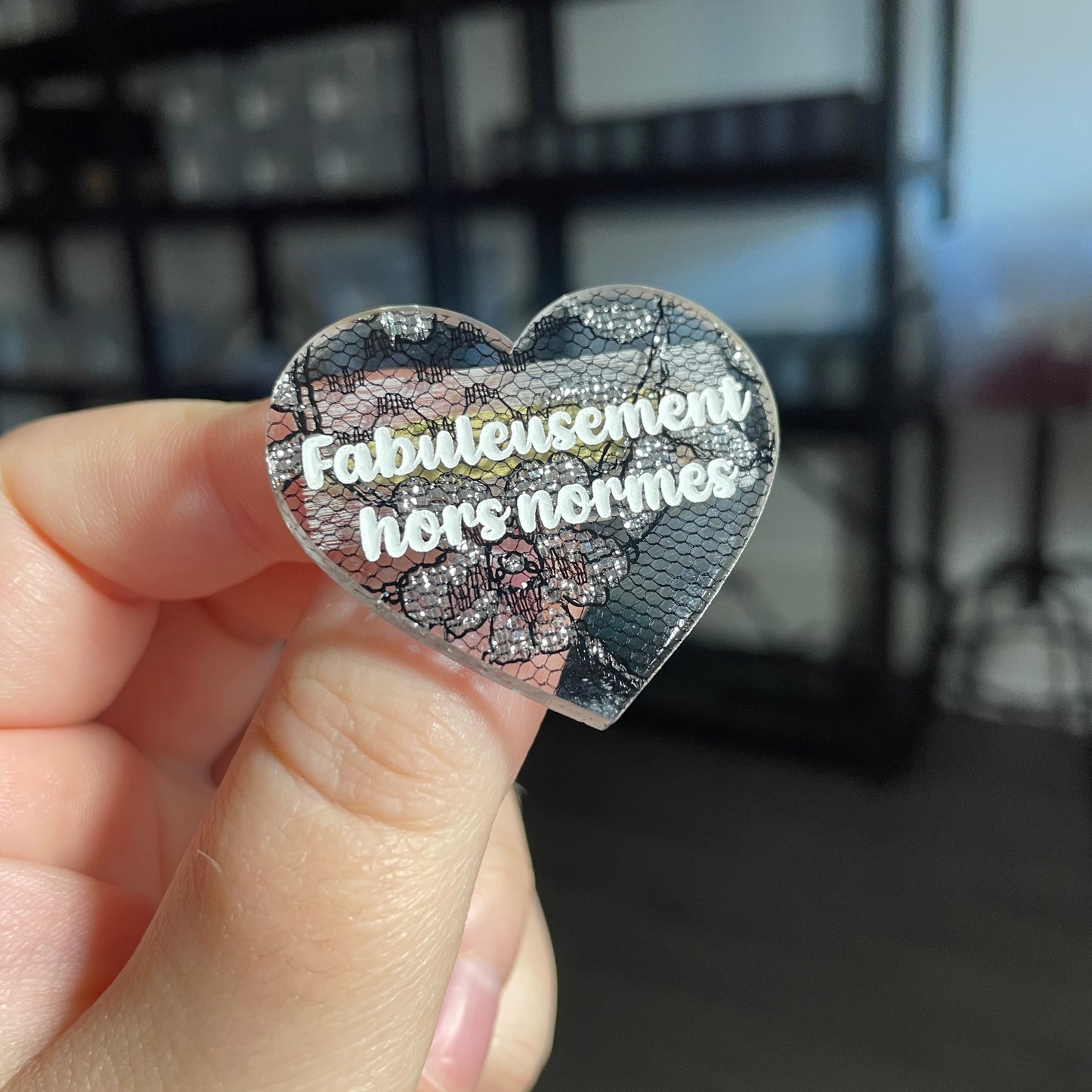 Broche "Fabuleusement hors normes" en acrylique japonaise semi transparente avec de la dentelle noire