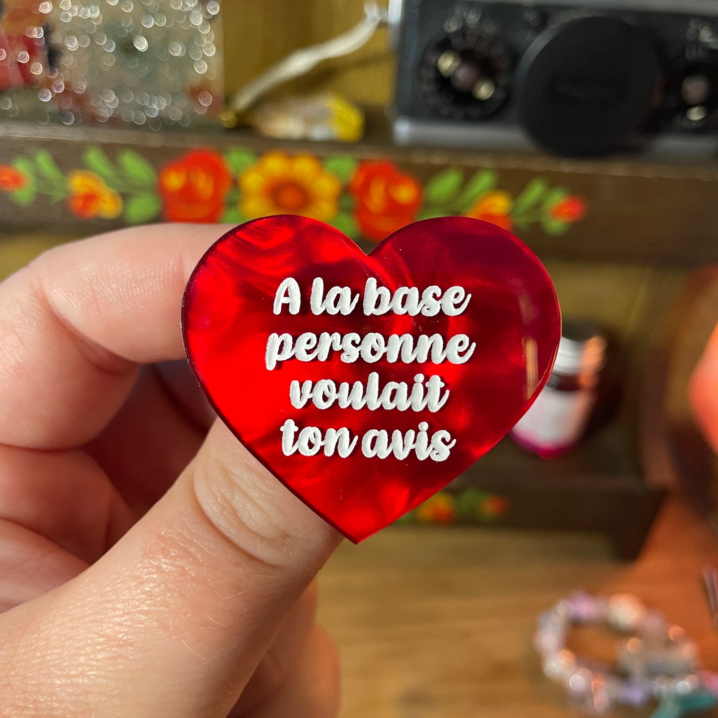 [Contrôle technique] Broche "A la base personne voulait ton avis" en acrylique marbrée rouge
