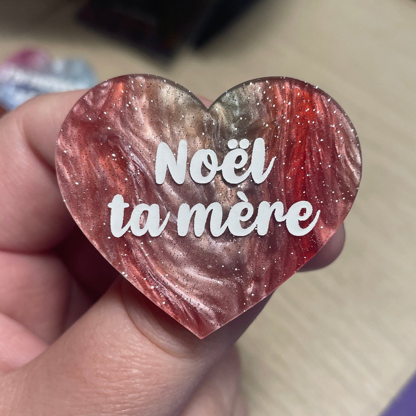 [CONTRÔLE TECHNIQUE] Broche "Noël ta mère" en acrylique marbrée