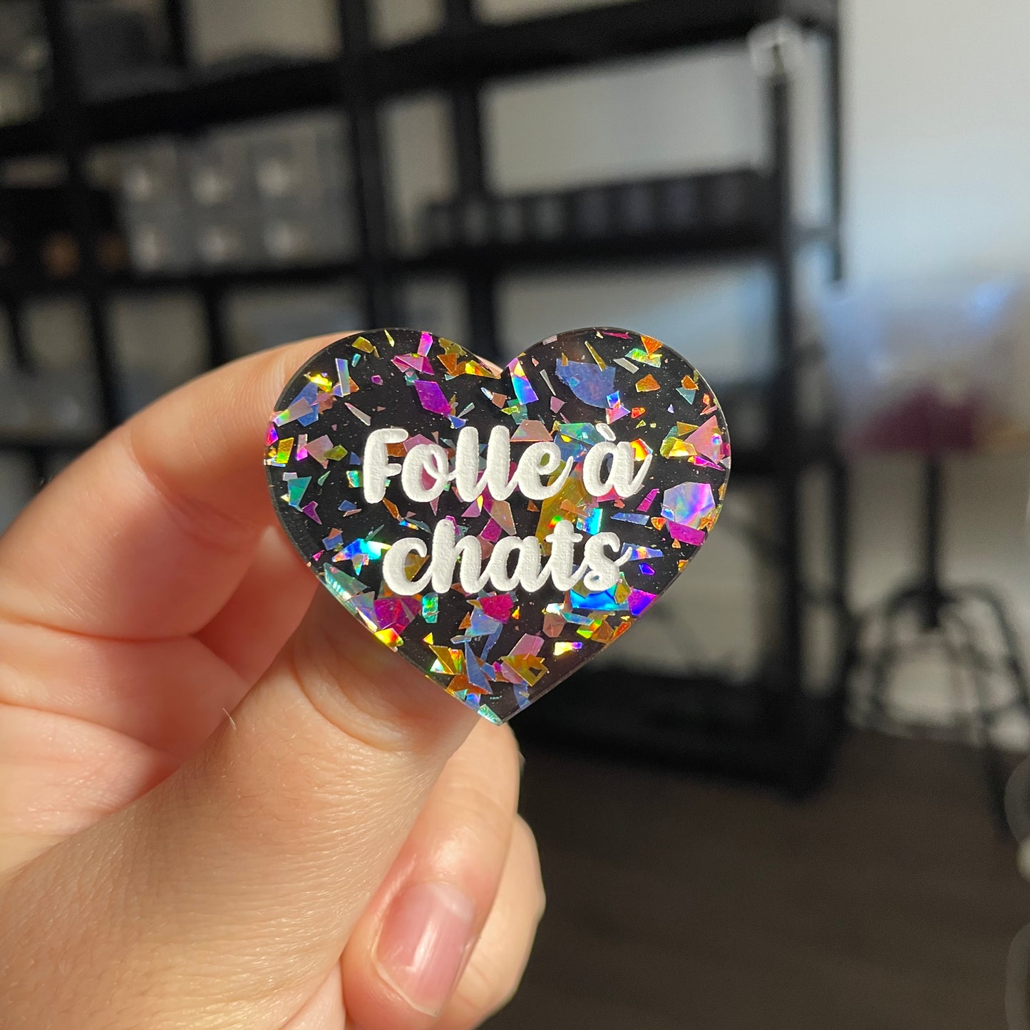 Broche "Folle à chats" en acrylique noire avec des éclats de confettis multicolores